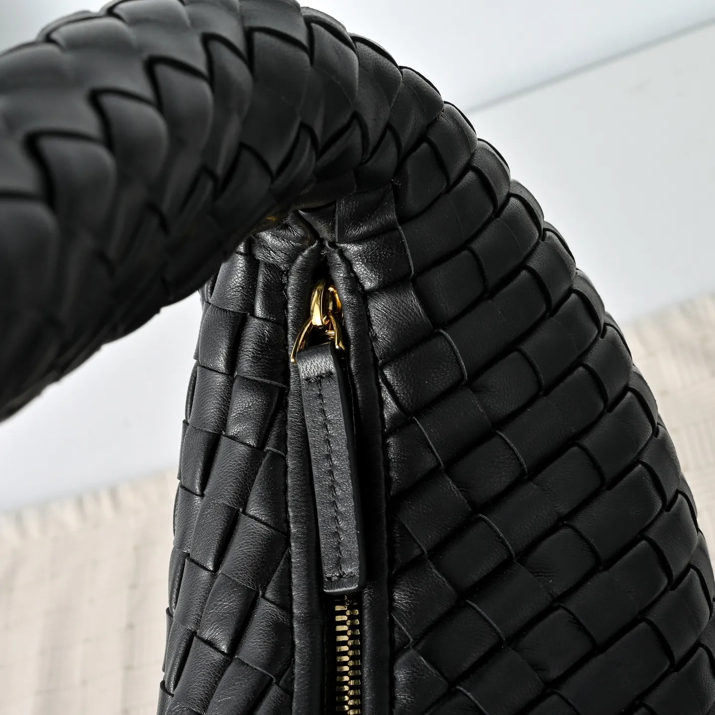 Batch 2120 #BV New Veneta handbag ✨ The "ceiling of texture" bag in the woven bag world, so high-end that you can't help but look at it~🥰Using Nappa lambskin lntrecciato quilted weaving process~The texture is particularly stunning, soft but not collapsed, tough but not hard🌟The bag body and handle are integrated and can be carried on the shoulder/hand. It has just the right sense of laziness and casualness🎈The capacity meets all the needs of commuting Just pull the zipper and pack up your own little world, feeling very at ease💚Veneta is a work that speaks for itself with texture🎀 Model: 6737 Size: 44x28x5